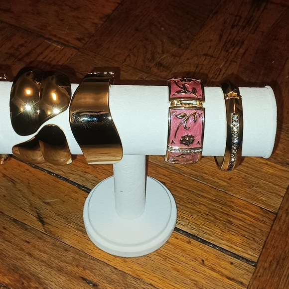 Bracelets - Picture 2 of 9